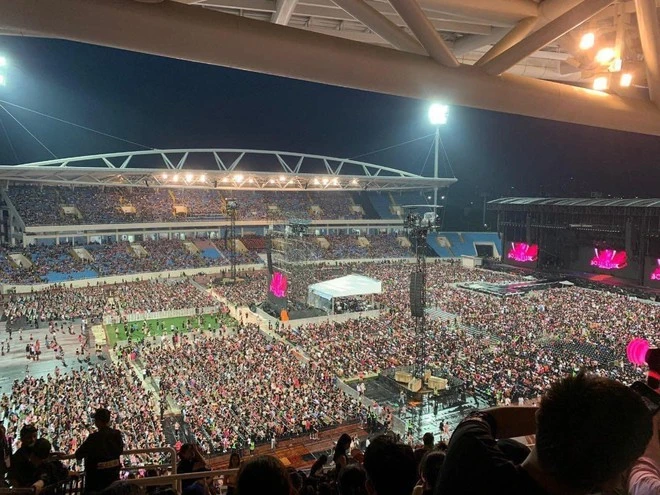 Nhiều khu vực bên trong sân vận động bị bỏ trống hoàn toàn. Ảnh: H.O Kcrush