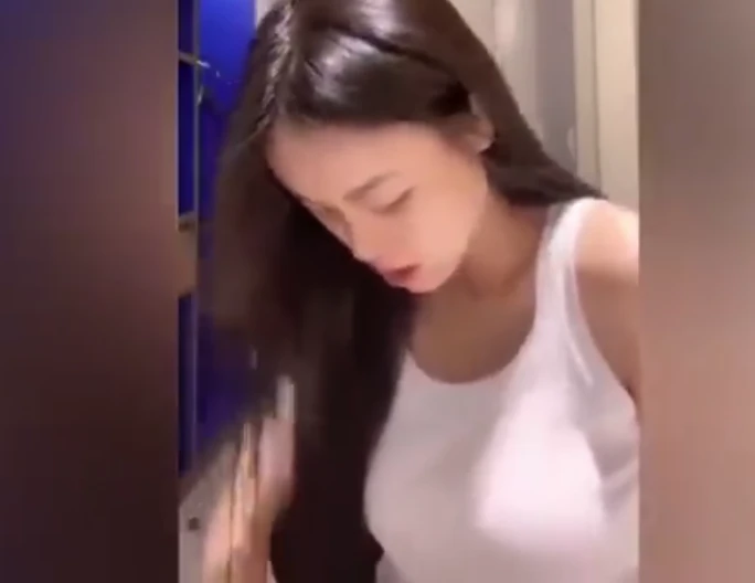 Á hậu Đào Thị Hiền nhìn xuống mặt bàn nghịch ống hút khi xin lỗi khán giả