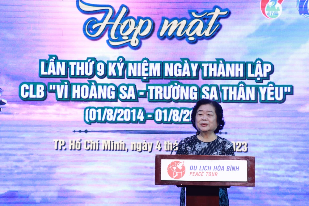 Bà Trương Mỹ Hoa, Chủ tịch Quỹ học bổng Vừ A Dính, Chủ nhiệm CLB Vì Hoàng Sa - Trường Sa thân yêu phát biểu tại buổi lễ. Ảnh: VĂN HÀ