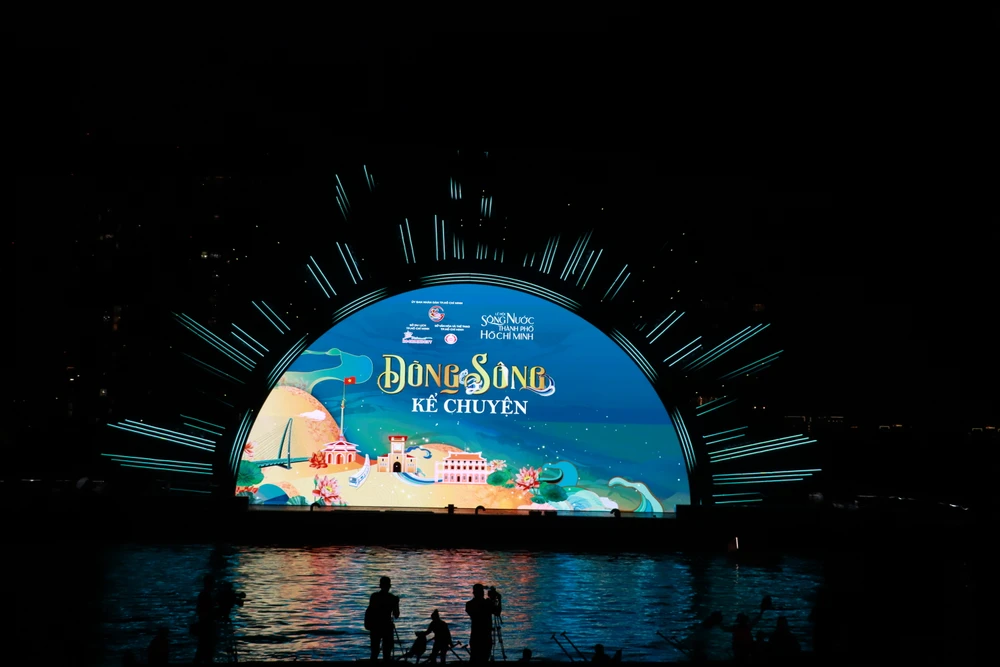 Chương trình "Sài Gòn- Dòng sông kể chuyện" thực hiện trên sông Sài Gòn. Ảnh: VĂN HÀ