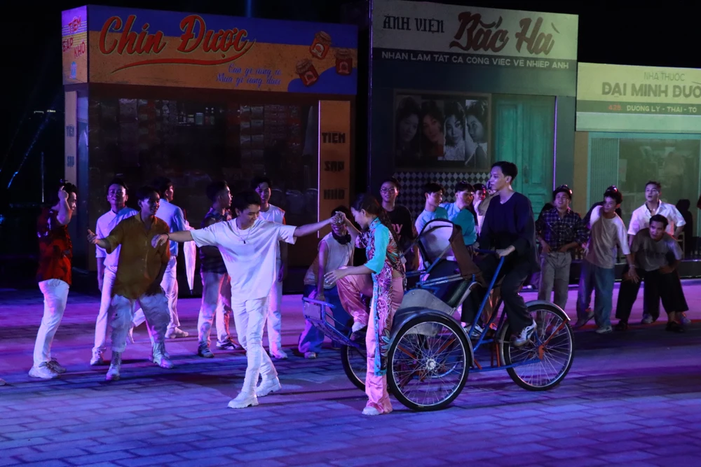 Chương trình huy động gần 700 diễn viên tham gia ở mọi lứa tuổi.