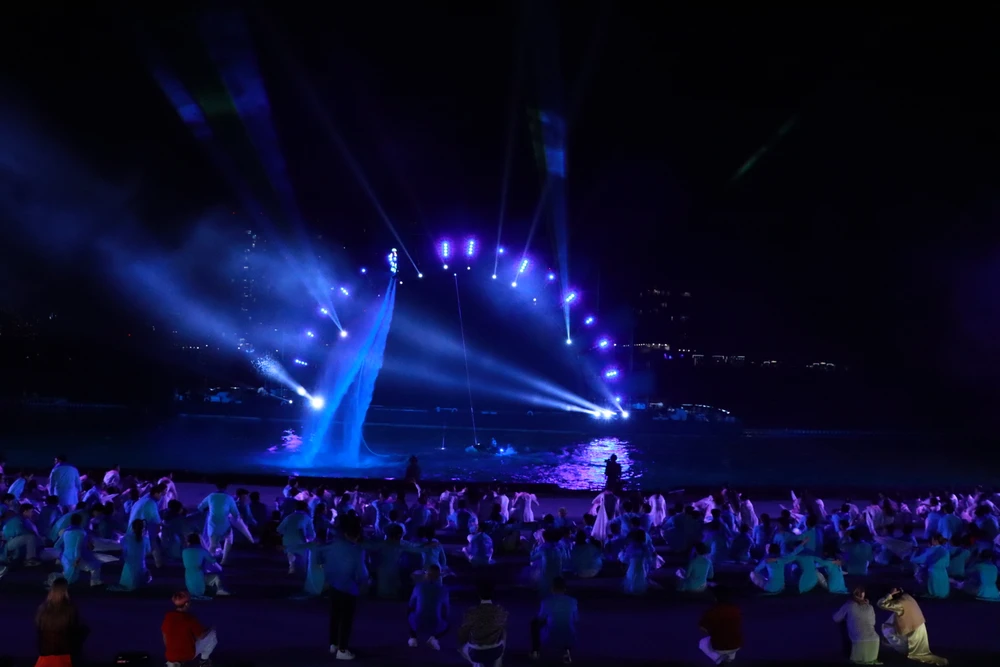 Dòng sông kể chuyện bằng âm thanh, ánh sáng và bằng cả con người