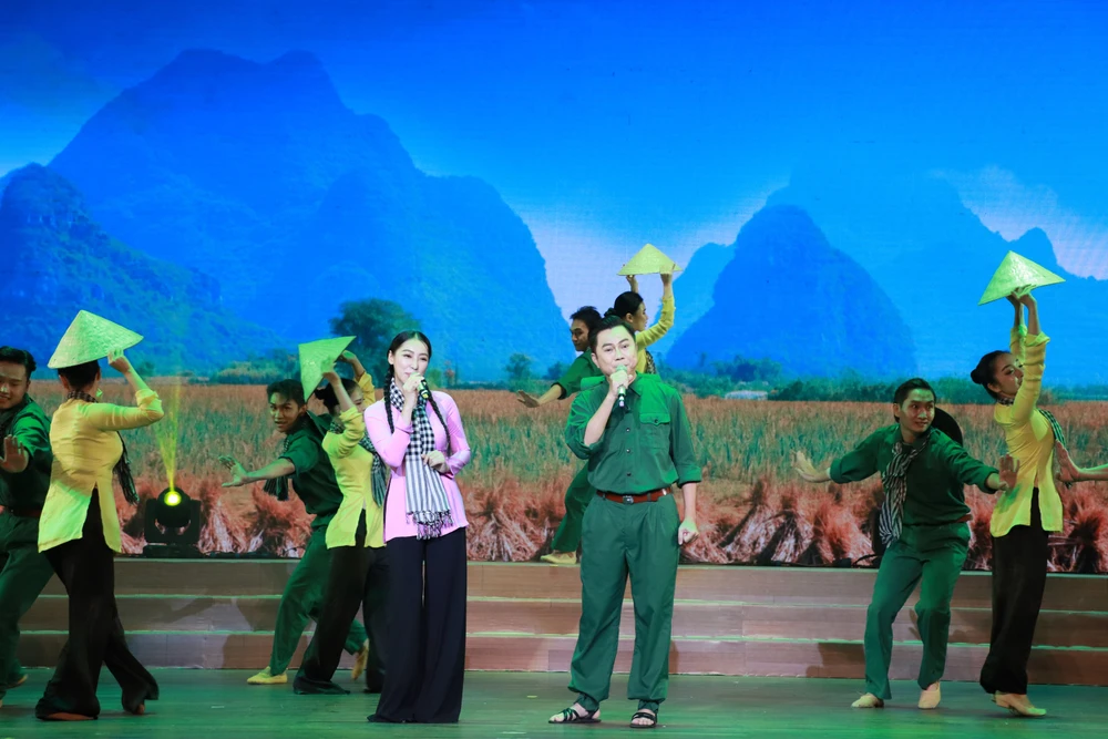 Ca sĩ Quốc Đại và Cao Công Nghĩa với ca khúc Đồng lúa reo