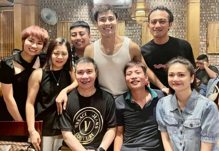 Kiều Anh chia sẻ ảnh chụp cùng NSND Công Lý trong tiệc đóng máy.