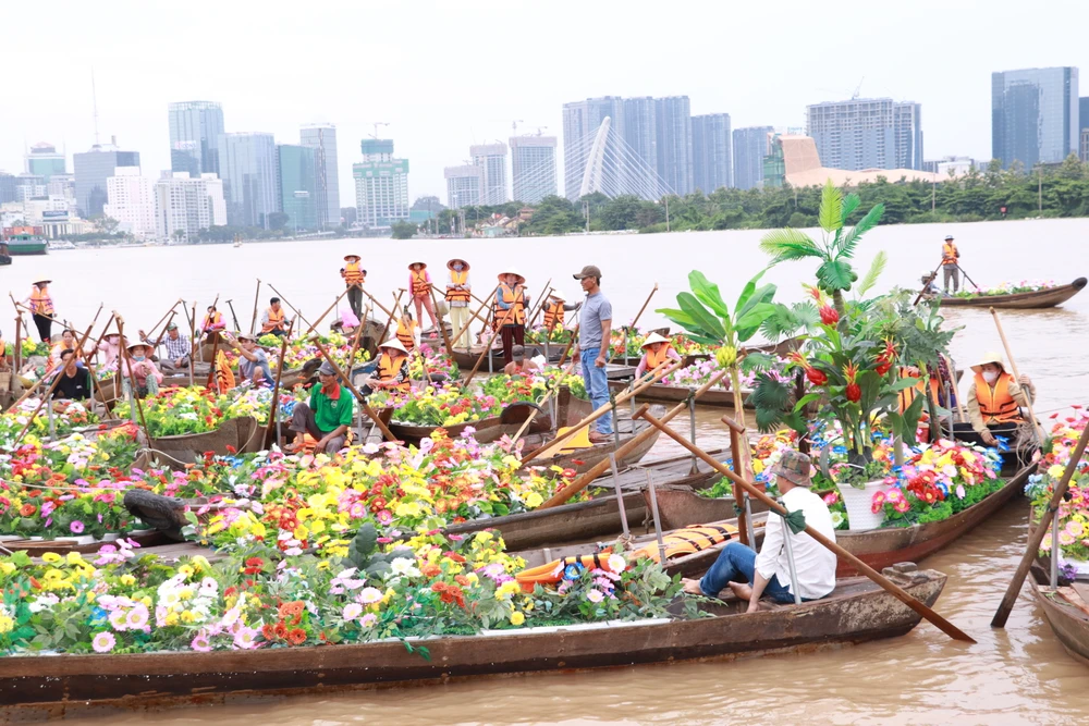 Từng hàng ghe bông xếp hàng trên dòng sông SG, nét đặc trưng của vùng đất phương Nam