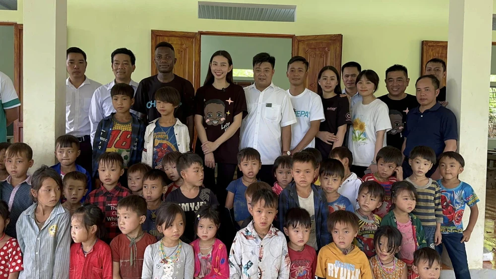 Hoa Hậu Thùy Tiên cùng team VietPhi Adopt Vietnam Quang Linh Store có mặt tại điểm trường Xéo Hồ. Ảnh: FBNV