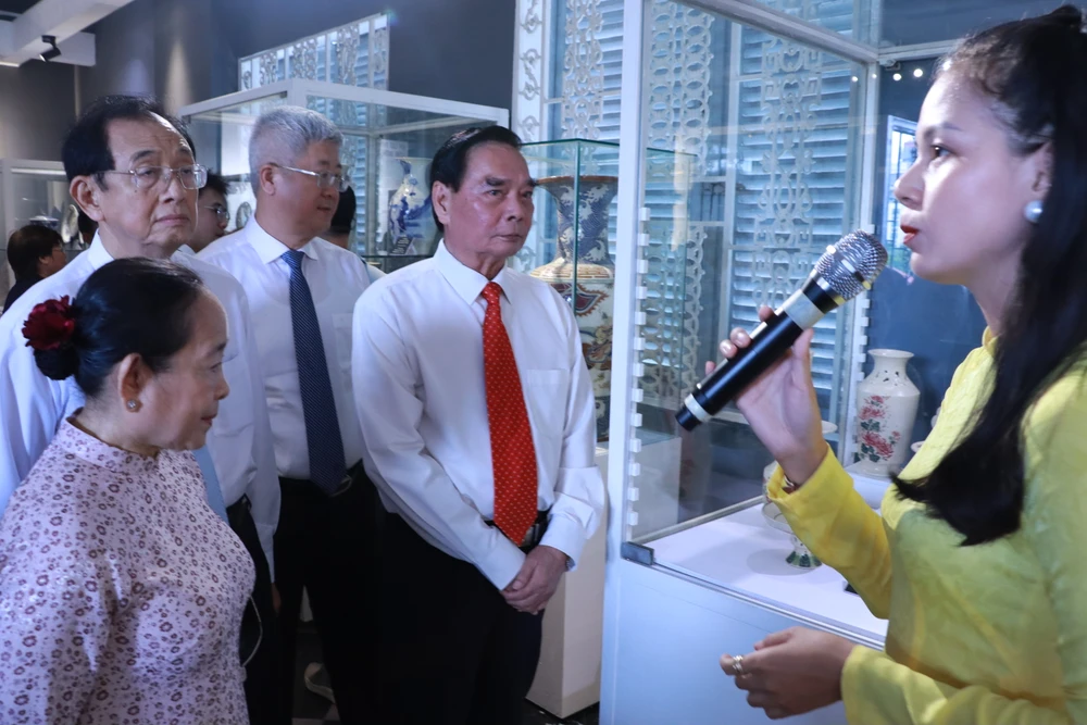 Các đại biểu và lãnh đạo bảo tàng tham quan hiện vật