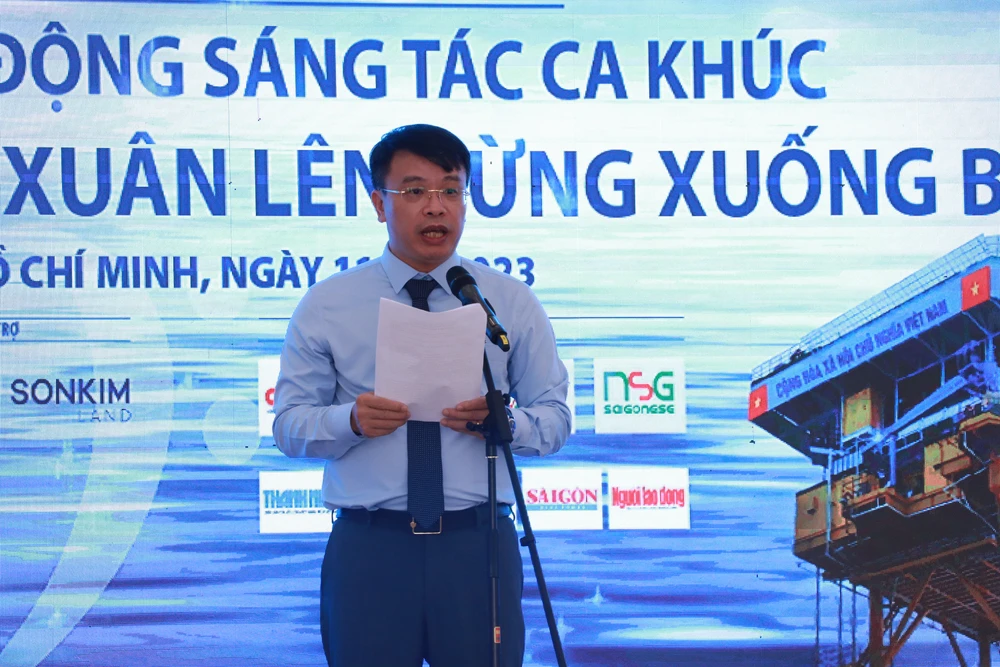 Ông Nguyễn Phan Khuê, Giám đốc quỹ học bổng Vừ A Dính phát biểu tại chương trình