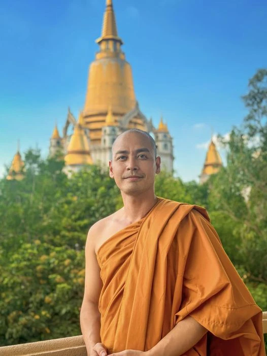 MC Phan Anh xuống tóc, xuất gia gieo duyên. Ảnh: FBNV