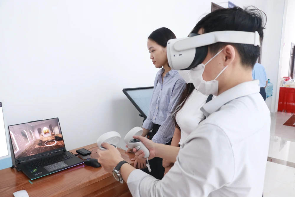 Các bạn trẻ trải nghiệm công nghệ thực tế ảo VR bên lề hội thảo.