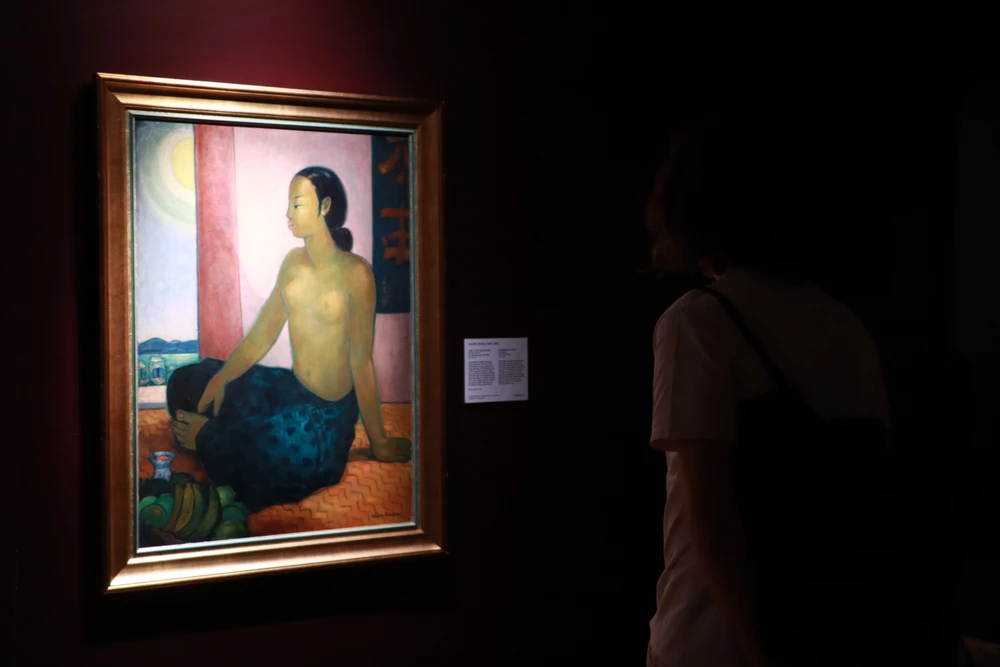 Người xem thưởng lãm tác phẩm "Thiếu nữ Việt Nam ngồi nghỉ" của André Maire Người xem thưởng lãm tác phẩm "Thiếu nữ Việt Nam ngồi nghỉ" của André Maire