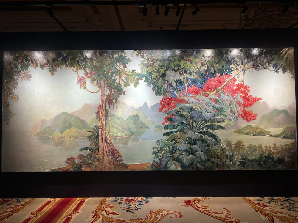 Bức tranh "Vịnh Hạ Long" của họa sĩ Jean-Louis Paguenaud, ra đời năm 1934 có kích thước lớn nhất trong triển lãm. Bức tranh "Vịnh Hạ Long" của họa sĩ Jean-Louis Paguenaud, ra đời năm 1934 có kích thước lớn nhất trong triển lãm.