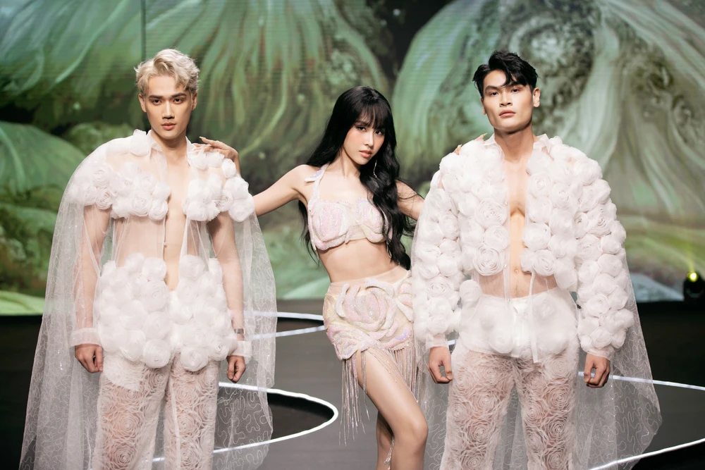 Lê Nguyễn Ngọc Hằng (Miss Intercontinental Vietnam 2023) cùng Minh Toại (Á quân The Face Vietnam 2023) và Khánh Lâm (Á quân Nam vương thế giới 2023) cùng nhau mở màn cho BST Rose Thorns" của NTK Ivan Trần.