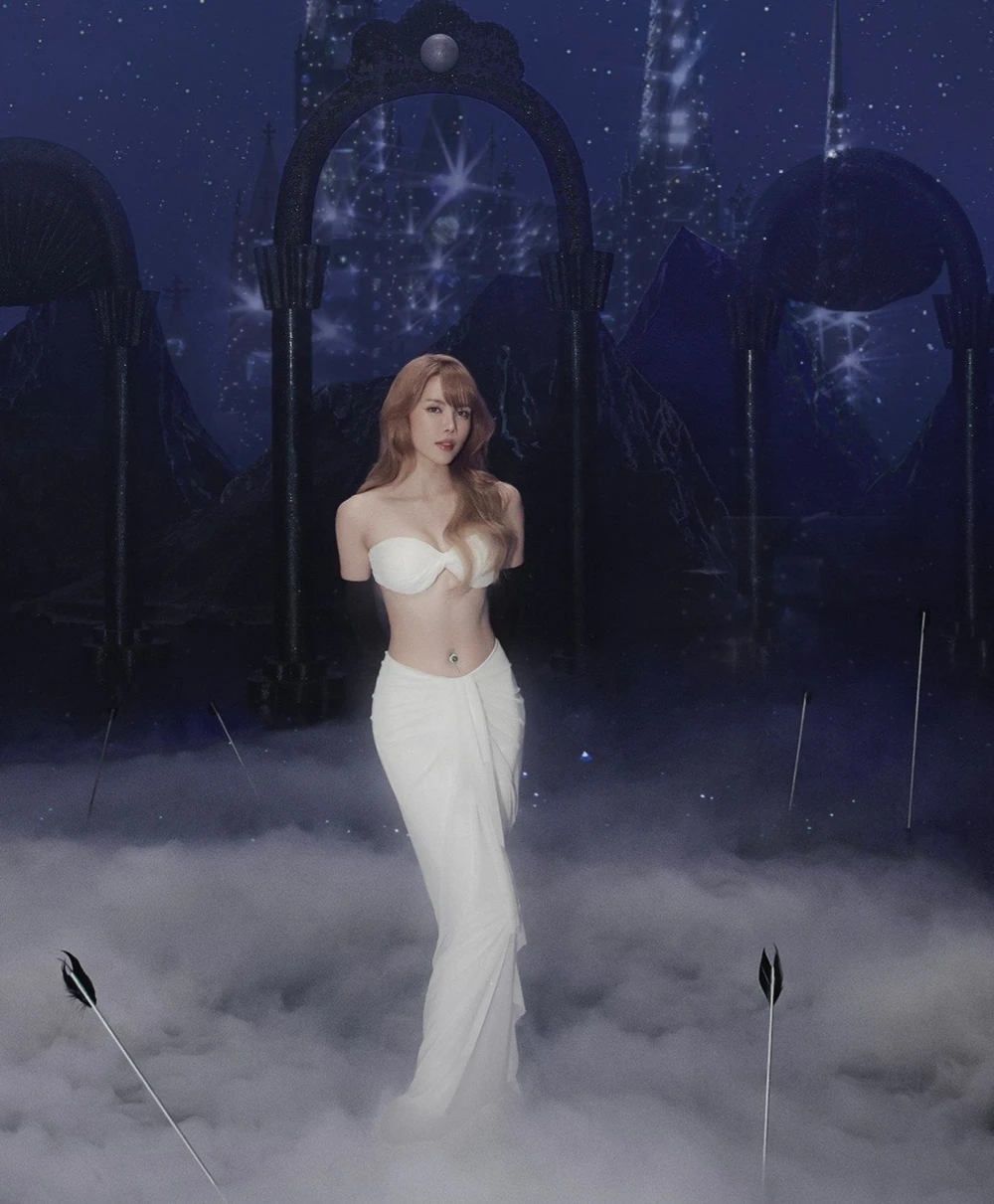 Vòng eo "con kiến" của Thiều Bảo Trâm khiến khán giả trầm trồ