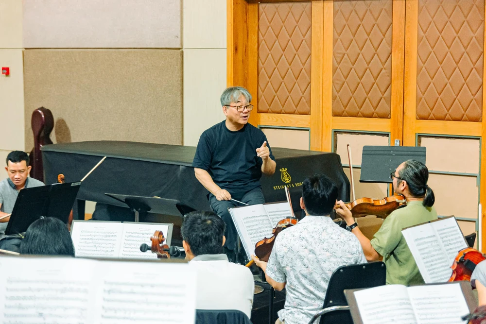 Nhạc trưởng Honna Tetsuji cùng các nghệ sĩ tập luyện cho đêm nhạc. Ảnh: HBSO Nhạc trưởng Honna Tetsuji cùng các nghệ sĩ tập luyện cho đêm nhạc. Ảnh: HBSO