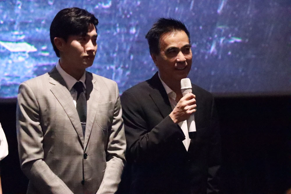 Đạo diễn Dan Trần chia sẻ tại buổi gặp gỡ báo chí. Ảnh: VĂN HÀ