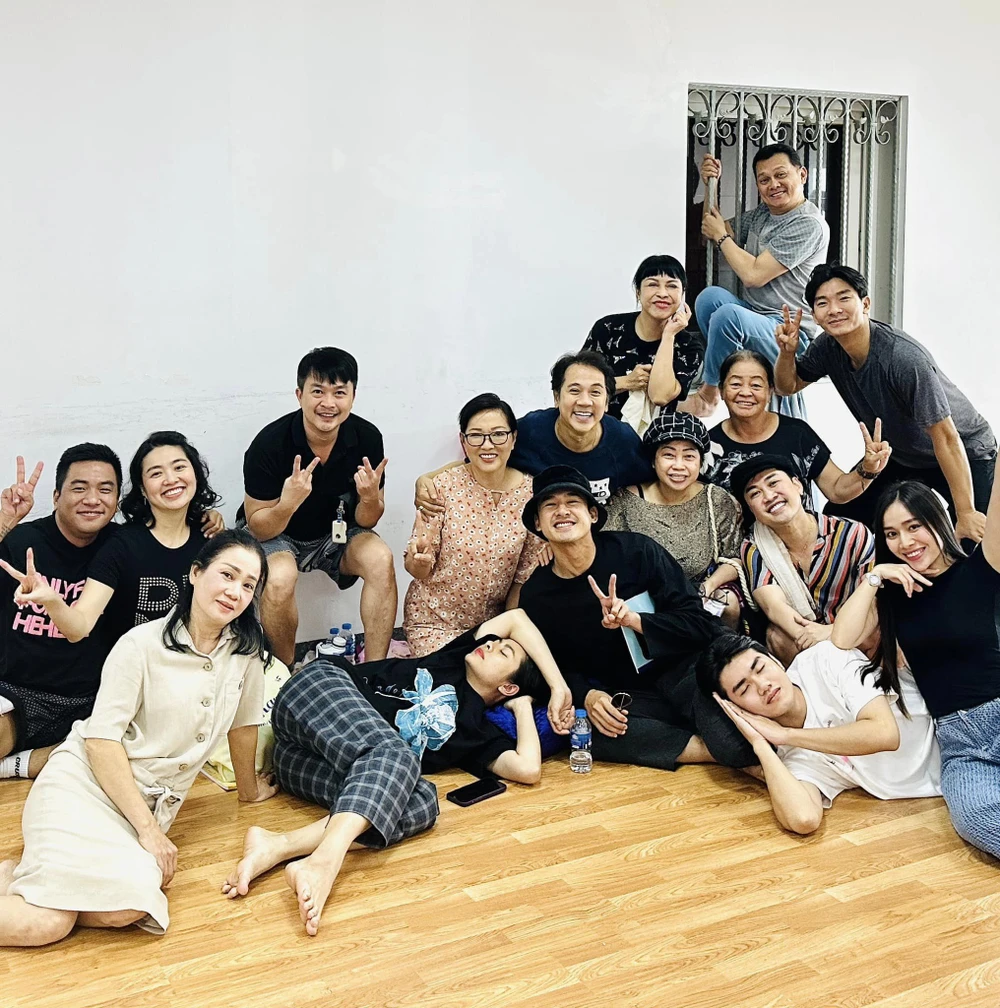 Dàn nghệ sĩ được cho là tập luyện vở Giáng Hương trong ngày đầu tiên.