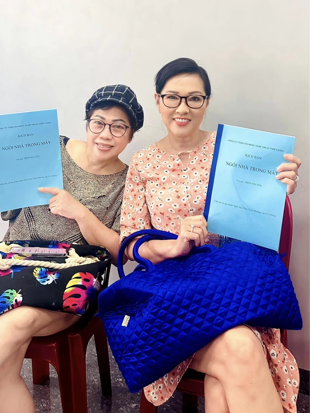 Phi Phụng và Phương Dung bắt đầu tập luyện vở "Ngôi nhà trong mây". Ảnh: FBNV