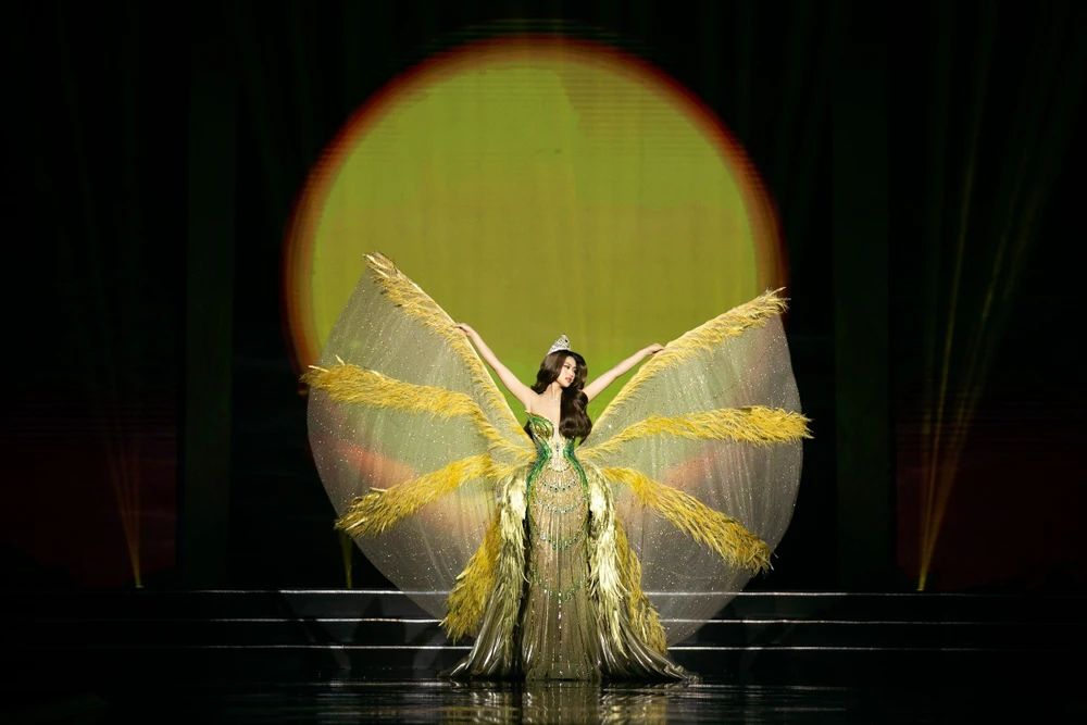 Đoàn Thiên Ân "hoá bướm" trong màn final walk.