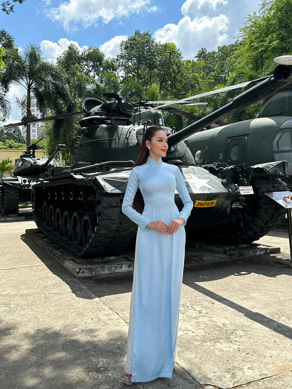 Nét đẹp của Hoàng Phương được tôn vinh trong tà áo dài Nét đẹp của Hoàng Phương được tôn vinh trong tà áo dài