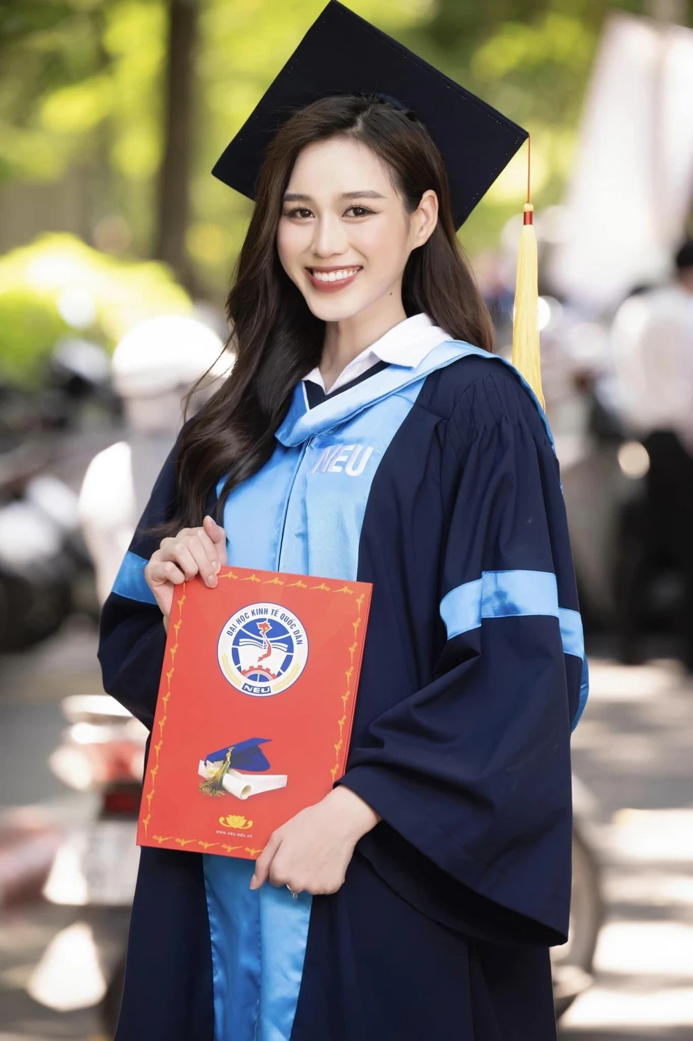 Nàng hậu cũng cho biết, Bốn năm trước và bốn năm sau, bản thân vẫn vẹn nguyên một tình cảm, Kinh tế quốc dân mãi là nguyện vọng 1 của mình, chưa từng có thay đổi. Ảnh: FBNV