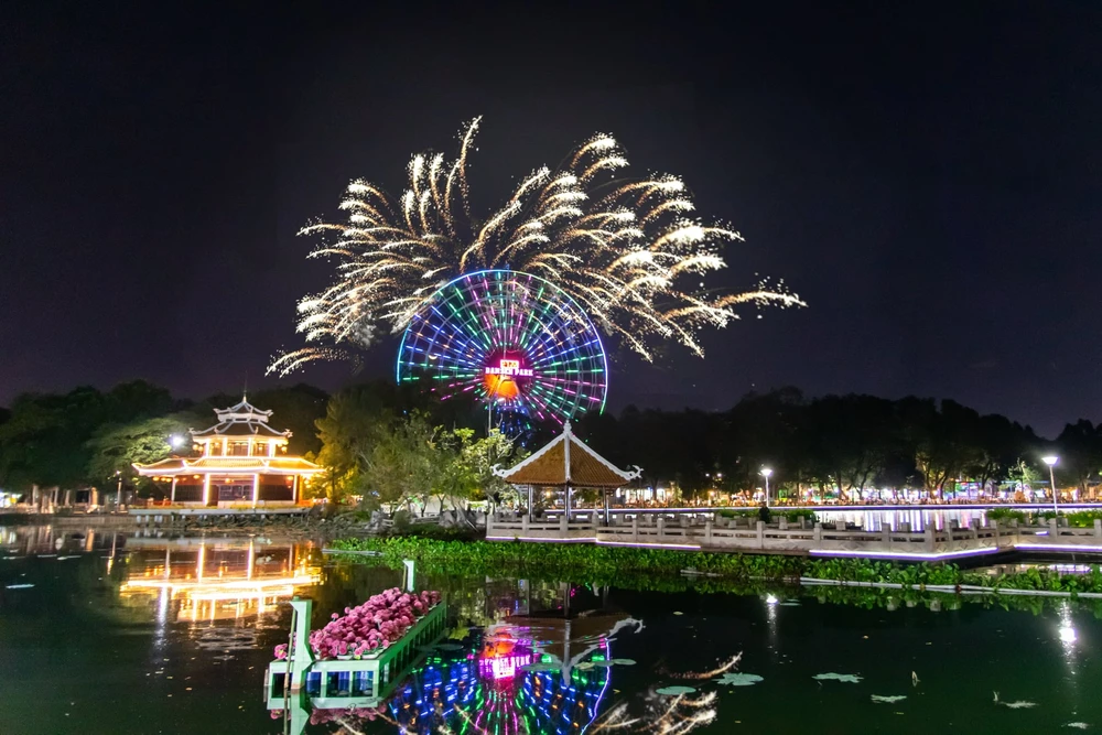 Không chỉ thưởng thức pháo hoa, người dân còn thưởng thức nhiều hoạt động tại Đầm Sen. Ảnh: Dam Sen Park