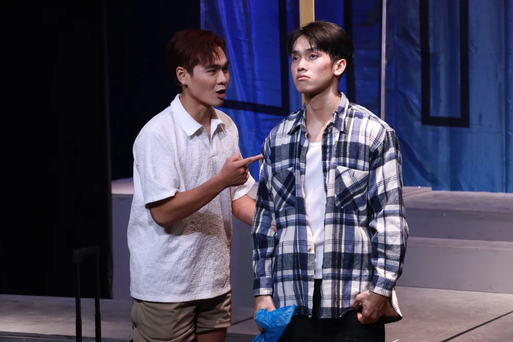 Một cảnh trong vở Lạc lối ở Bangkok. Ảnh: VĂN HÀ