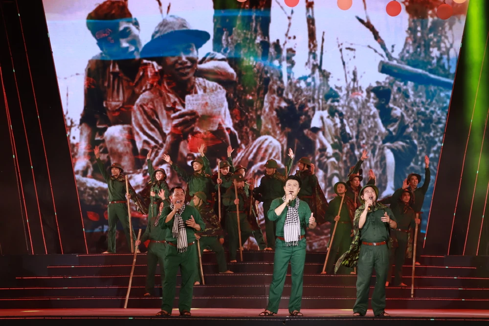 Thanh Sử, Phạm Thế Vĩ và Phạm Trang trong liên khúc Trên đỉnh Trường Sơn ta hát, Bác cùng chúng cháu hành quân, Mỗi bước ta đi, Lá đỏ.