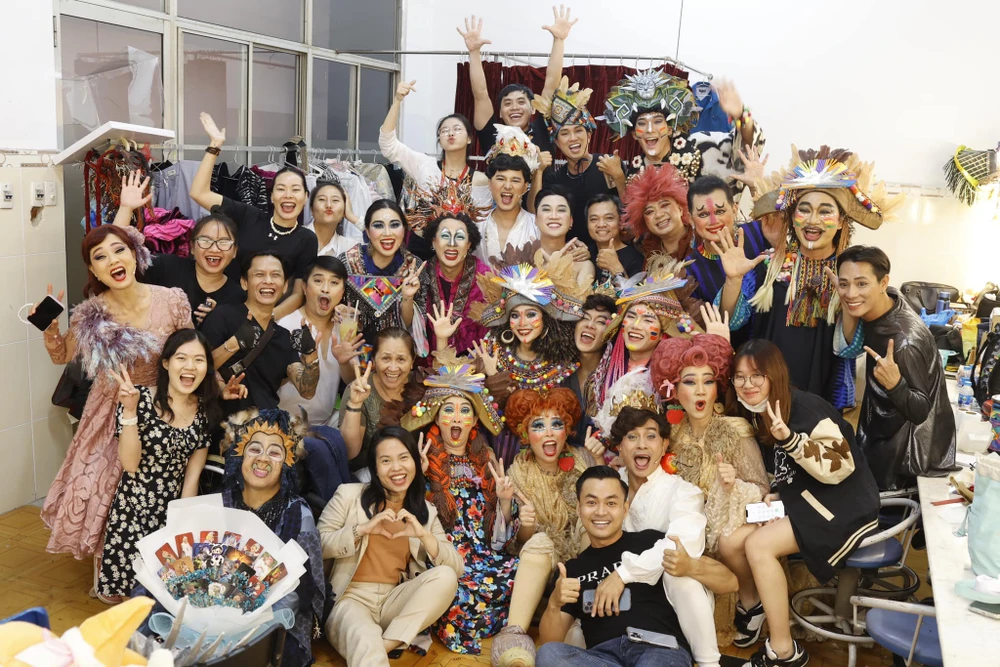 Đình Toàn cùng dàn nghệ sĩ của Ngày xửa ngày xưa số 34 chụp hình cùng nhau. Ảnh: FBNV