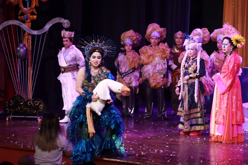 Lê Khánh được tặng vịt và bắt tiếng anh "thần sầu" khiến khán giả cười ồ