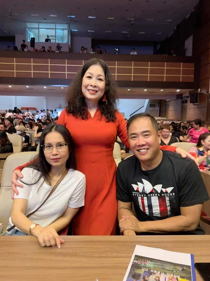 NSND Hồng Vân cùng vợ chồng Minh Vy, Cẩm Ly. Ảnh: Fanpage Sân khấu kịch Hồng Vân
