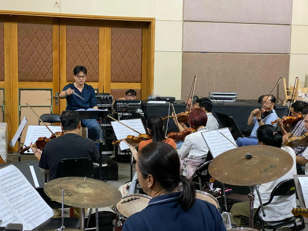 Nhạc trưởng Trần Nhật Minh cùng các nghệ sĩ đang tích cực tập luyện trước ngày công diễn