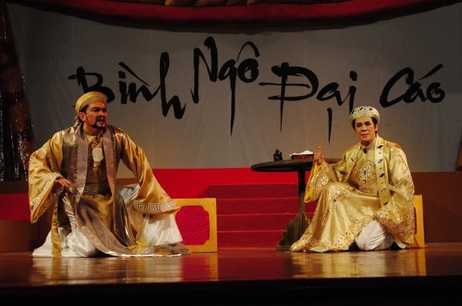 Thành Lộc và Hữu Châu trong vở "Vua thánh triều Lê". Ảnh: IDÉCAF