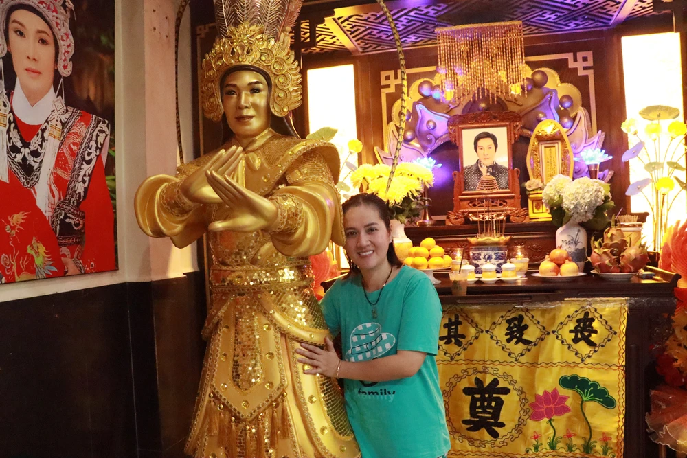 Hồng Loan bên bức tượng của cố NSƯT Vũ Linh.