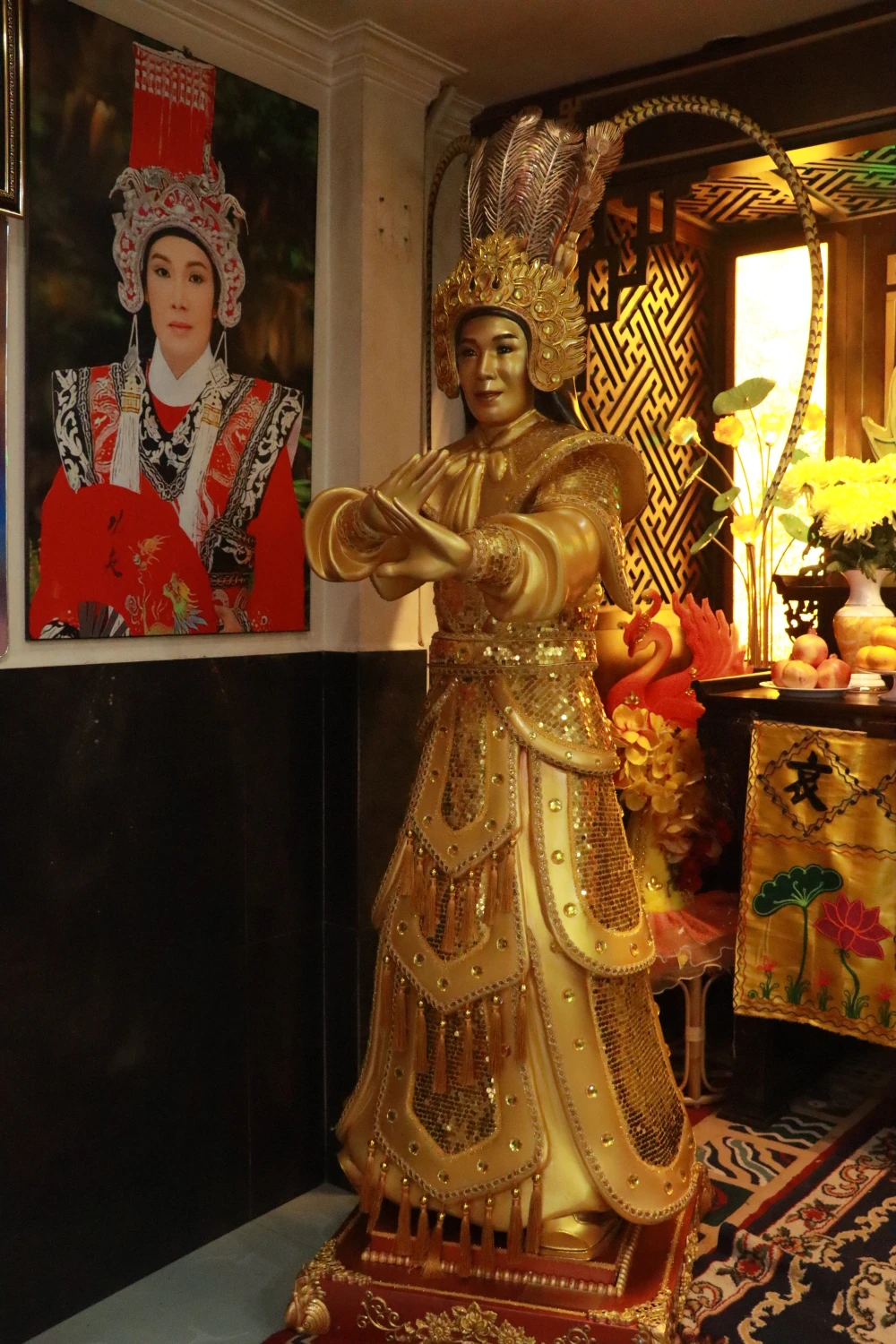 Tượng cố NSƯT Vũ Linh được để tại nhà riêng. Ảnh: VĂN HÀ