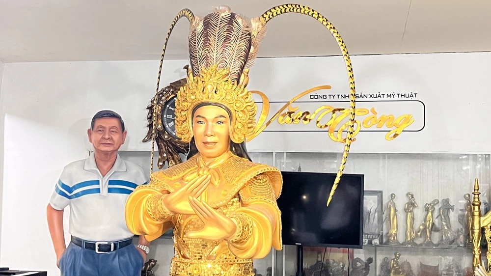 Nghệ nhân Văn Tòng chụp hình bên bức tượng của cố NSƯT Vũ Linh sau khi hoàn thành. Ảnh: NVCC