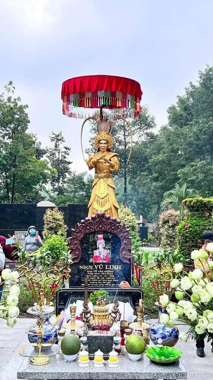 Tượng NSƯT Vũ Linh được đưa lên mộ dịp lễ Vu Lan.