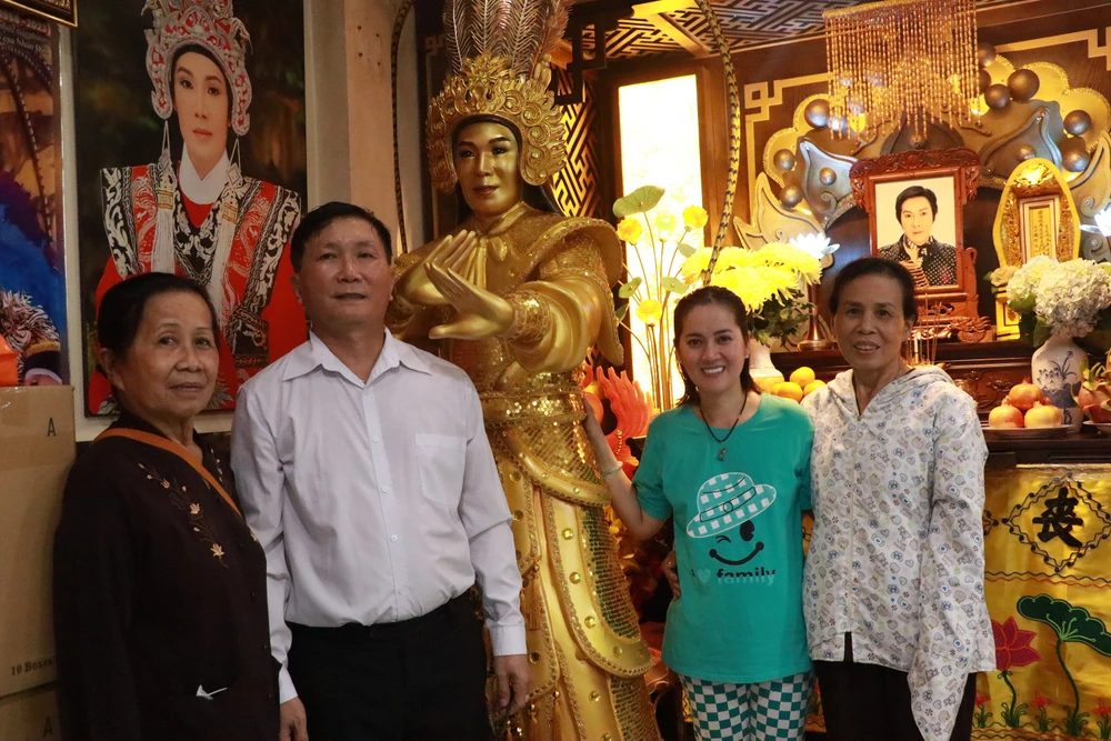 Anh Minh (áo trắng) cùng những người bạn đến thắp nhang cho NSƯT Vũ Linh sáng 8-9. Ảnh: VĂN HÀ