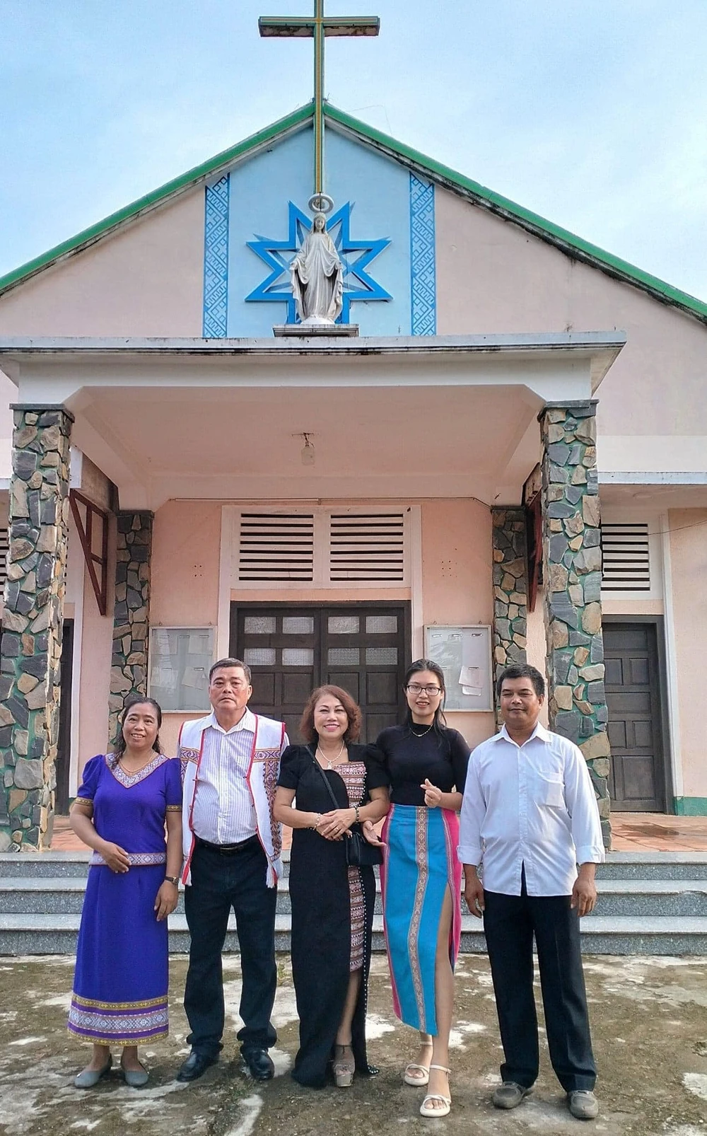 Siu Black cùng ông xã tại đám cưới. Ảnh: FBNV