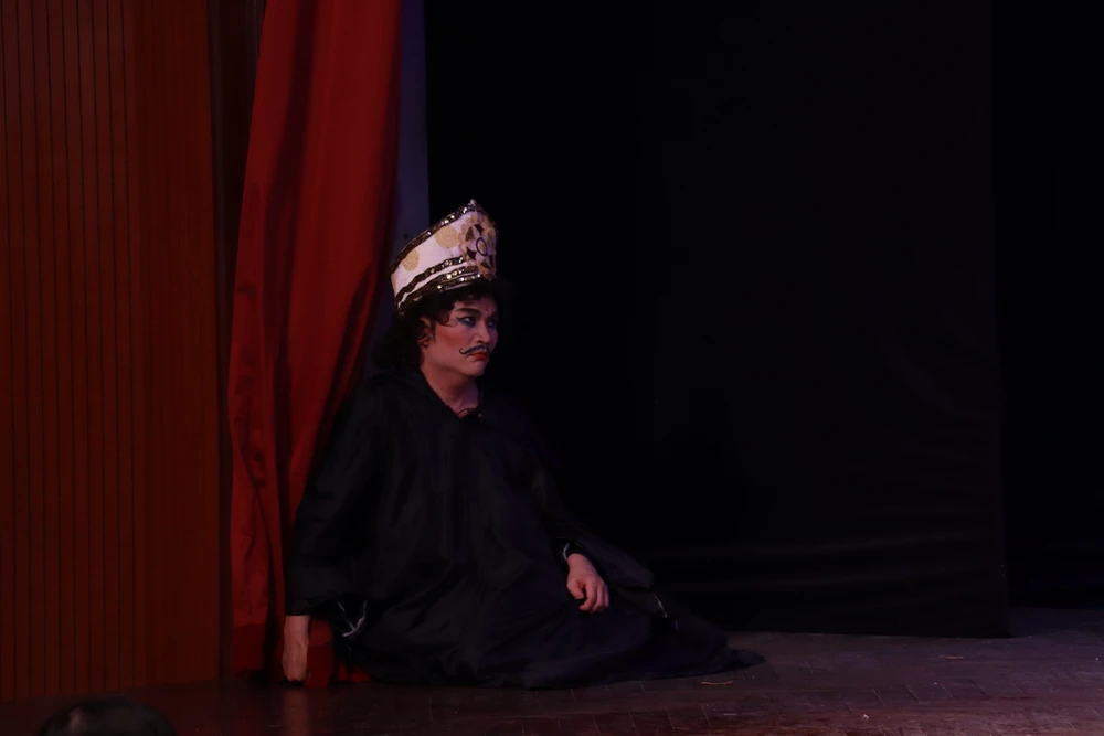 "Để vai diễn giữ sự độc đáo như xưa tôi vẫn thể hiện như cách mình từng làm nhưng phải cố gắng hoặc sẽ chú ý nhiều hơn và những chỗ không cần thiết mình có thể xả chân nghỉ ngơi một chút để đảm bảo vai diễn xuyên suốt đến cuối vở" – Đại Nghĩa chia sẻ.