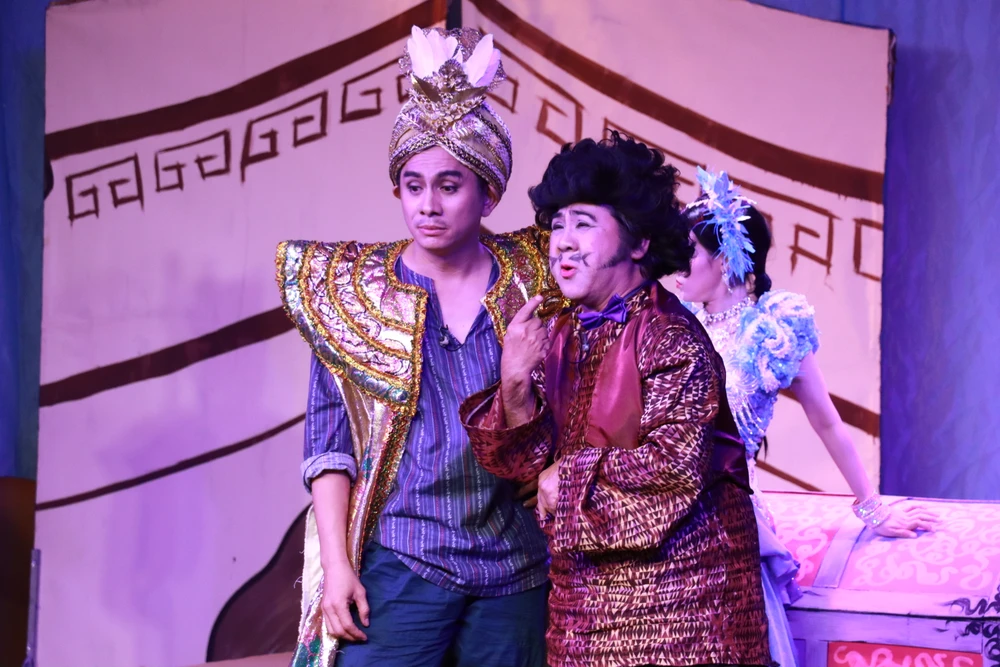 Khalip được trao đặc quyền một ngày làm vua và tên lái buôn Huban (Bạch Long)