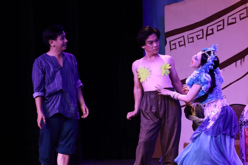 Xuyên suốt vở, không chỉ hài tình huống, hài lời thoại, Quốc Thịnh còn diễn hài bằng hình thể cực kỳ tốt, không khiến khán giả thất vọng.