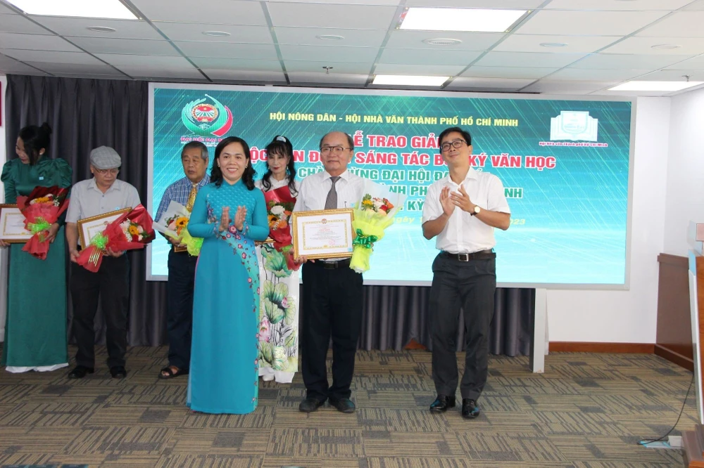 Tác giả Nguyễn Vũ Quỳnh nhận giải nhất ở lĩnh vực sáng tác bút ký văn học Tác giả Nguyễn Vũ Quỳnh nhận giải nhất ở lĩnh vực sáng tác bút ký văn học