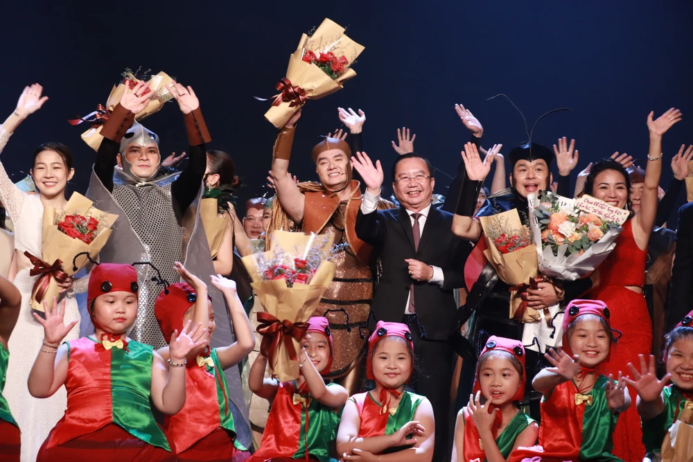 Ông Trần Thế Thuận, Giám đốc Sở VH&amp;TT TP.HCM cùng các diễn viên tại đêm nhạc. Ảnh: VĂN HÀ