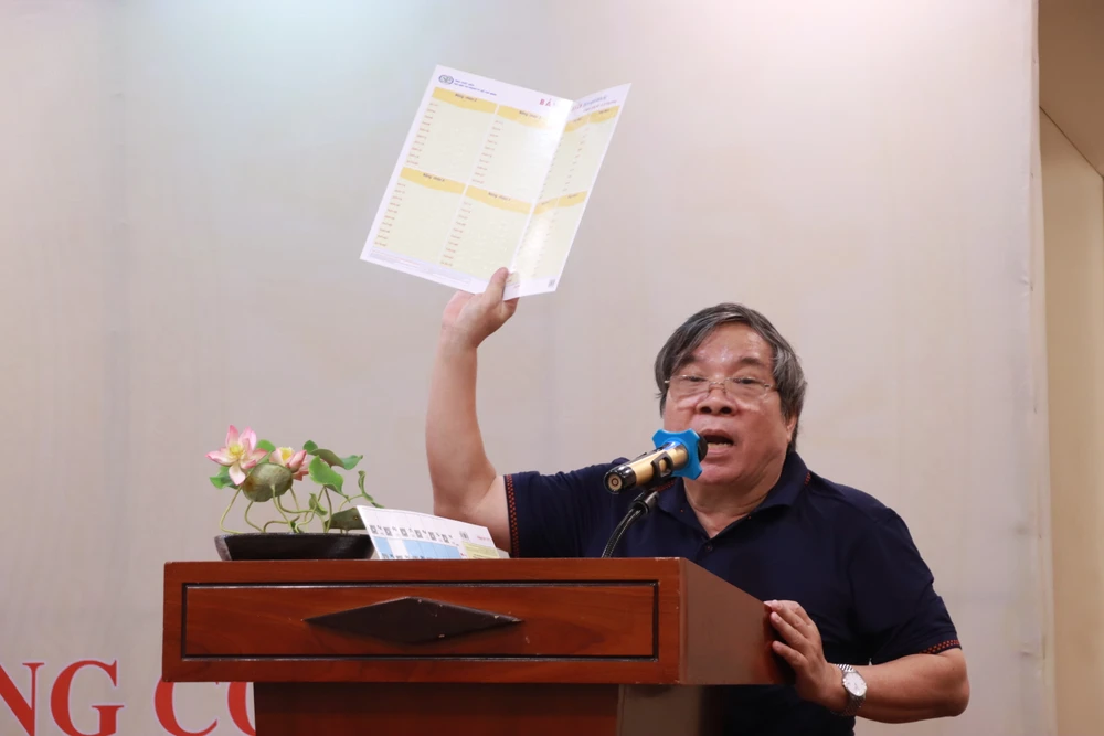 Ông Lê Thanh Hà giới thiệu những ấn phẩm cho người khiếm thị