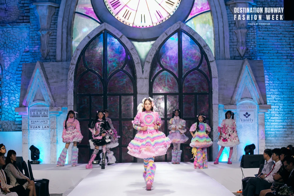 Destination- Runway- Fashion- week1.jpeg