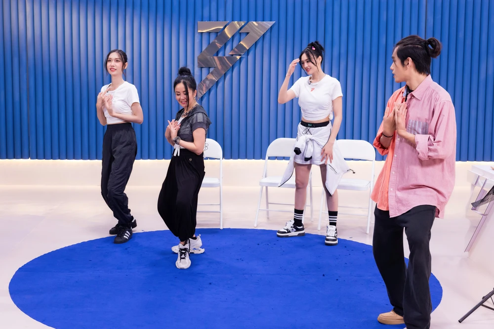 Chị đẹp đạp gió rẽ sóng