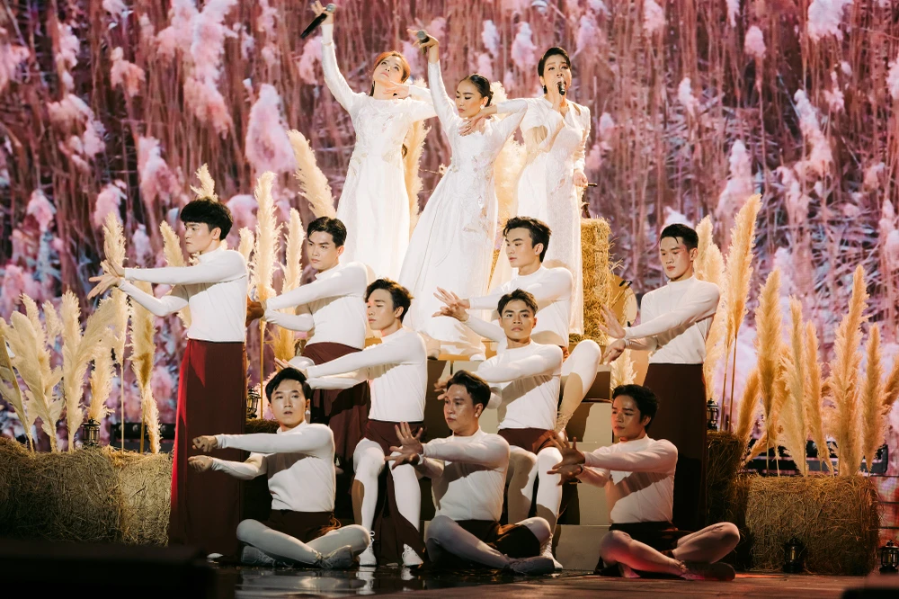 Chị đẹp đạp gió rẽ sóng Việt Nam: Mỹ Linh bật khóc, Lệ Quyên lần đầu bắn rap