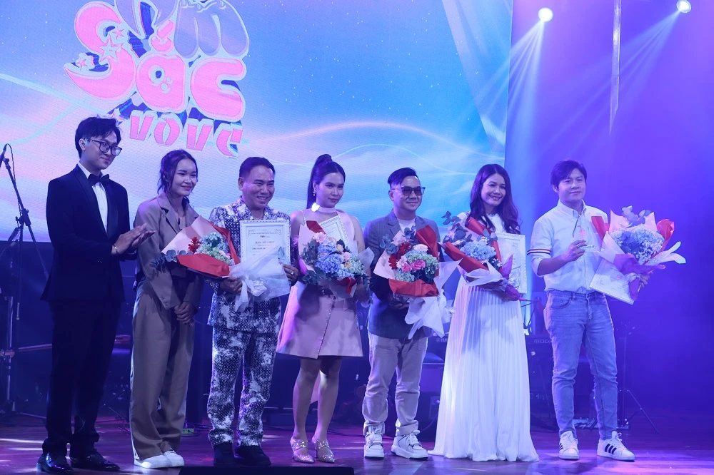 lien-hoan-tieng-hat-sinh-vien 1.JPG