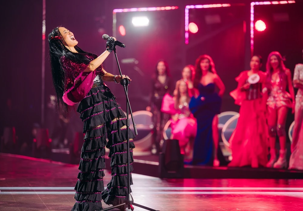 Chị đẹp đạp gió rẽ sóng